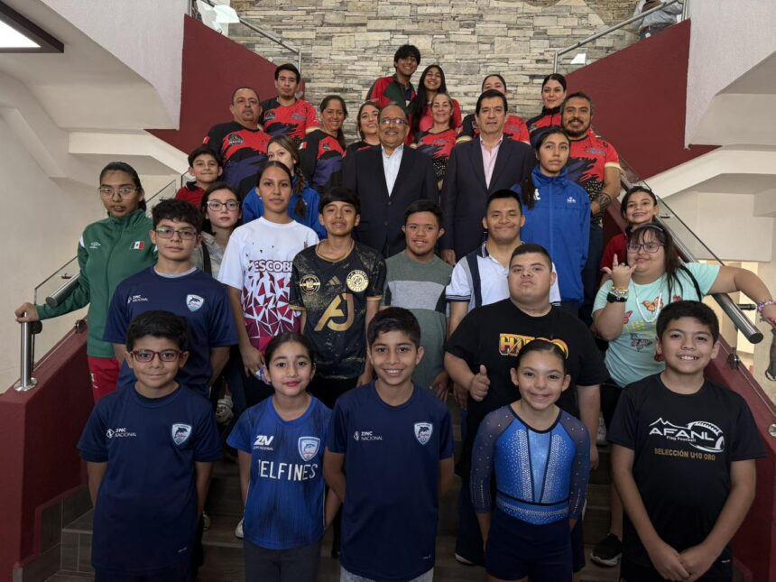 Andrés Mijes entrega apoyos a deportistas en Escobedo