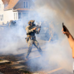 Jueza limita operativos de ICE en Chicago por abusos migratorios