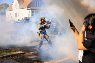 Jueza limita operativos de ICE en Chicago por abusos migratorios