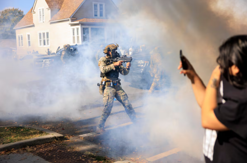 Jueza limita operativos de ICE en Chicago por abusos migratorios