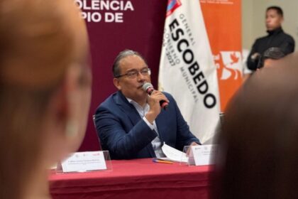 Andrés Mijes pide licencia y busca liderar Morena en Nuevo León