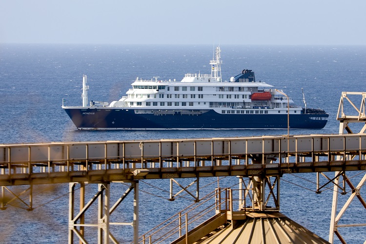 Evacúan a últimos pasajeros del MV Hondius tras brote de hantavirus