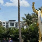 Trump defiende polémica estatua dorada en Doral como símbolo