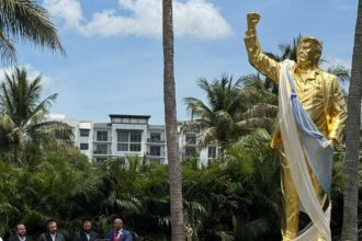 Trump defiende polémica estatua dorada en Doral como símbolo