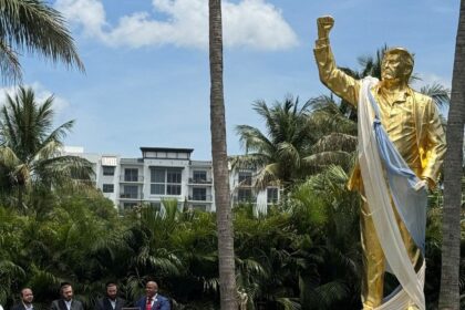 Trump defiende polémica estatua dorada en Doral como símbolo