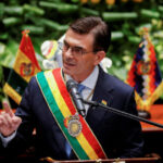 Gobierno de Bolivia recorta 50 % sueldos ante crisis y protestas