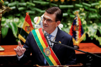 Gobierno de Bolivia recorta 50 % sueldos ante crisis y protestas