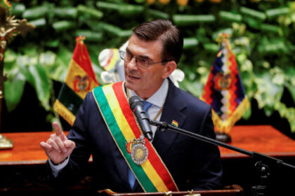 Gobierno de Bolivia recorta 50 % sueldos ante crisis y protestas