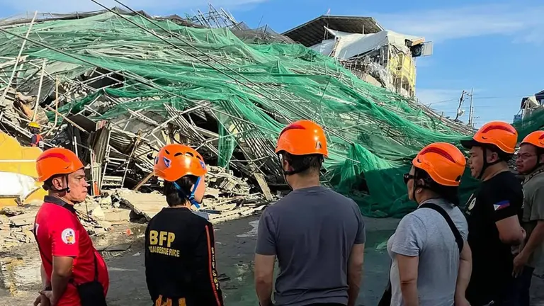 Al menos 30 desaparecidos tras derrumbe de edificio en Filipinas