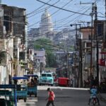 Comandante de EE UU y militares cubanos dialogan en Guantánamo