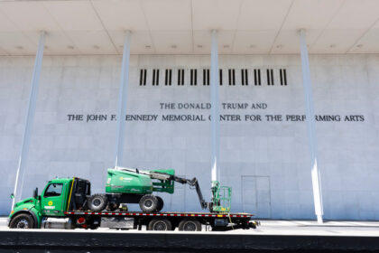 Centro Kennedy elimina nombre de Trump tras orden judicial