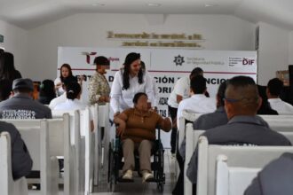 DIF Tamaulipas entrega silla de ruedas a adulta mayor en CEDES