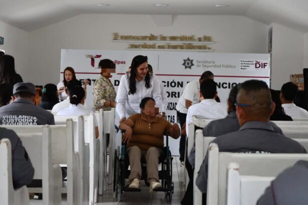 DIF Tamaulipas entrega silla de ruedas a adulta mayor en CEDES
