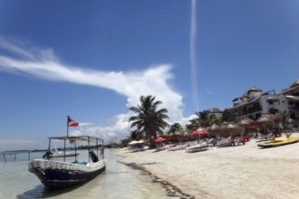 Sheinbaum decreta protección ecológica para Mahahual, Quintana Roo