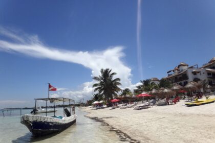 Sheinbaum decreta protección ecológica para Mahahual, Quintana Roo