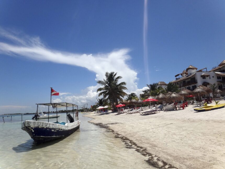 Sheinbaum decreta protección ecológica para Mahahual, Quintana Roo
