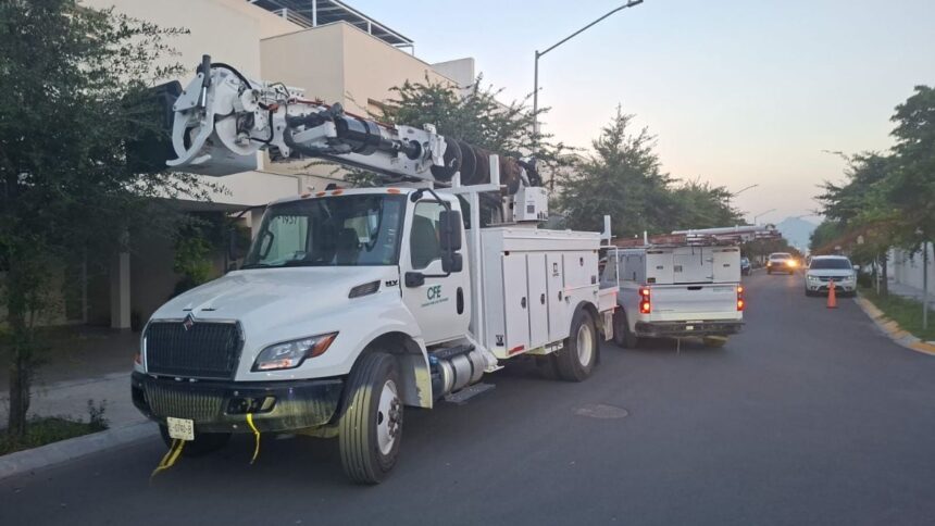 CFE refuerza red eléctrica en Monterrey tras apagón por tormenta
