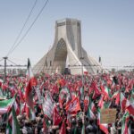 El cuerpo de Khamenei llega a Qom tras ataque de EE UU e Israel