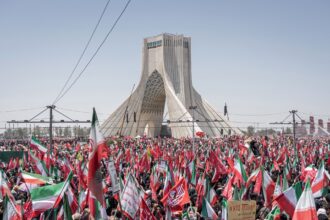 El cuerpo de Khamenei llega a Qom tras ataque de EE UU e Israel