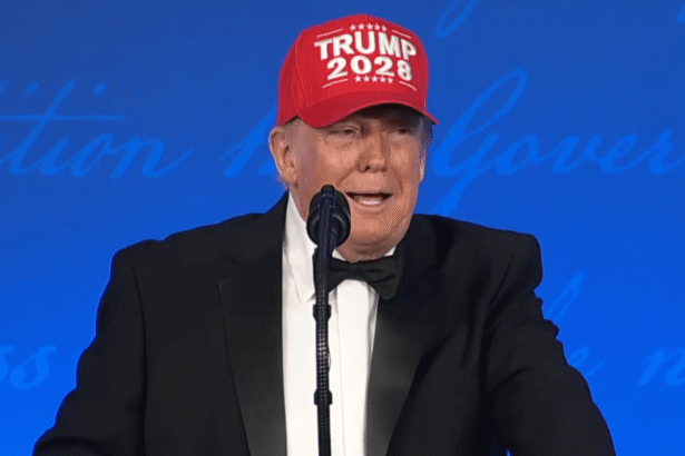 Trump bromea sobre postularse para un cuarto mandato en 2028
