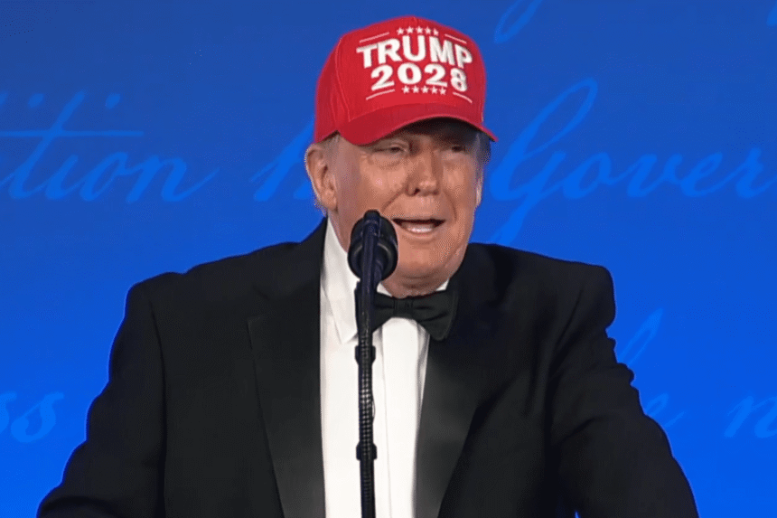 Trump bromea sobre postularse para un cuarto mandato en 2028