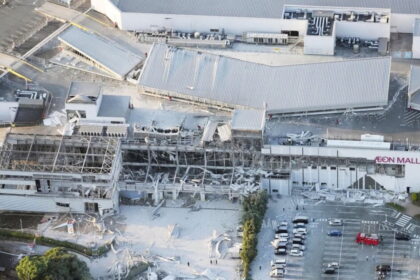 Terremoto de 7.1 en Kumamoto causa derrumbe y explosión en Aeon Mall