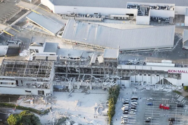 Terremoto de 7.1 en Kumamoto causa derrumbe y explosión en Aeon Mall