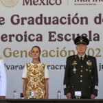 Sheinbaum encabeza graduación histórica en Escuela Naval