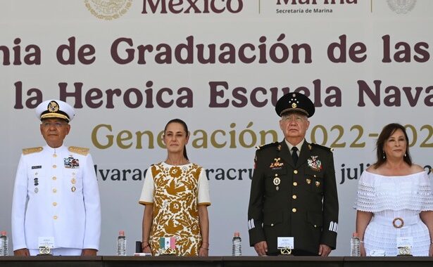 Sheinbaum encabeza graduación histórica en Escuela Naval