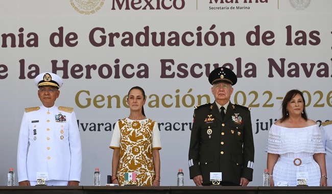 Sheinbaum encabeza graduación histórica en Escuela Naval