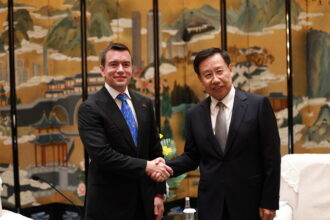 Ecuador firma siete acuerdos clave de inversión con China