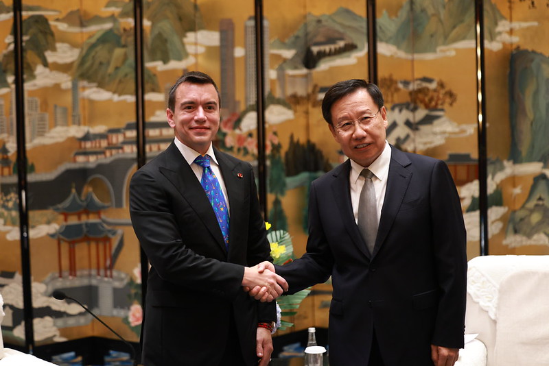 Ecuador firma siete acuerdos clave de inversión con China