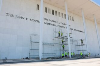 Kennedy Center enfrenta crisis por restauración del nombre de Trump