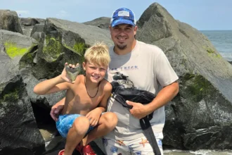 Niño halla diente de megalodón fósil en playa de Nueva Jersey