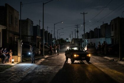 Apagones y bajo voltaje afectan varias colonias de Apodaca