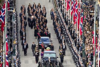 Noruega despide a Harald V y proclama a Haakon VIII como rey