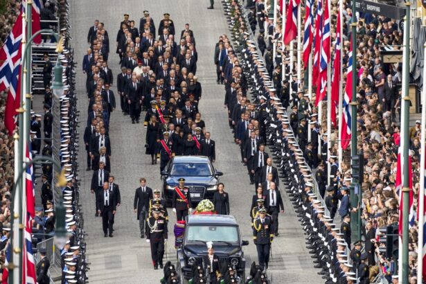 Noruega despide a Harald V y proclama a Haakon VIII como rey