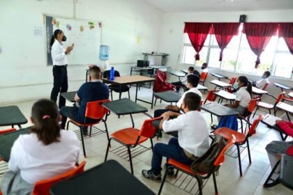 ANPAF critica exclusión de maestros en veto a celulares en aulas