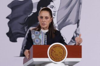 Sheinbaum pide revisar alza salarial tras rechazo en IMSS