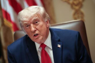 Trump afirma mantener respaldo hispano pese a baja en encuestas