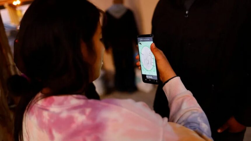 Claudia Caballero propone proteger a menores de riesgos digitales