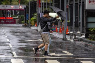 Tifón Champi deja un muerto y miles evacuados en Taiwán