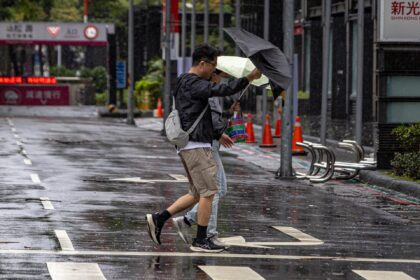 Tifón Champi deja un muerto y miles evacuados en Taiwán