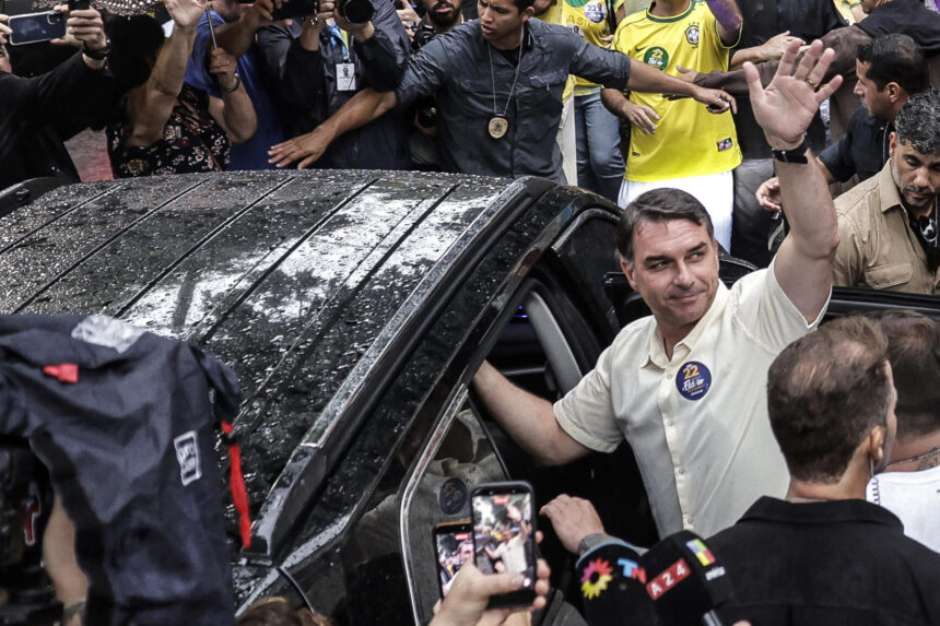 Flávio Bolsonaro sale de Brasil pese a orden judicial y viaja a EE UU